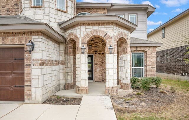 5-bedroom rental at 15214 Comanche Wolf in San Antonio, TX — photo 2