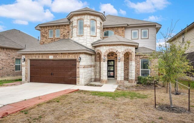 5-bedroom rental at 15214 Comanche Wolf in San Antonio, TX — photo 3