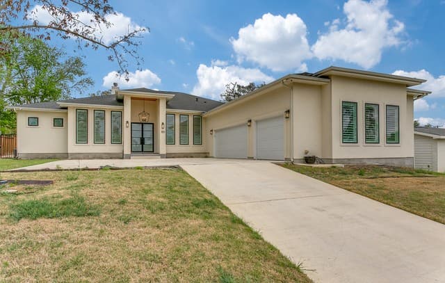 4-bedroom rental at 1101 Garraty in Terrell Hills, TX — photo 2