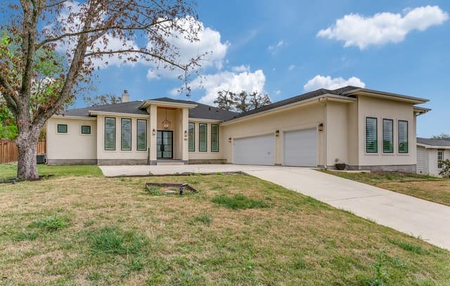 4-bedroom rental at 1101 Garraty in Terrell Hills, TX — photo 3