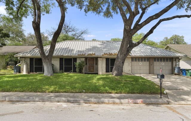 3-bedroom rental at 2031 Oak Vista in San Antonio, TX — photo 1