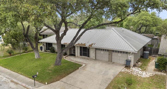 3-bedroom rental at 2031 Oak Vista in San Antonio, TX — photo 2