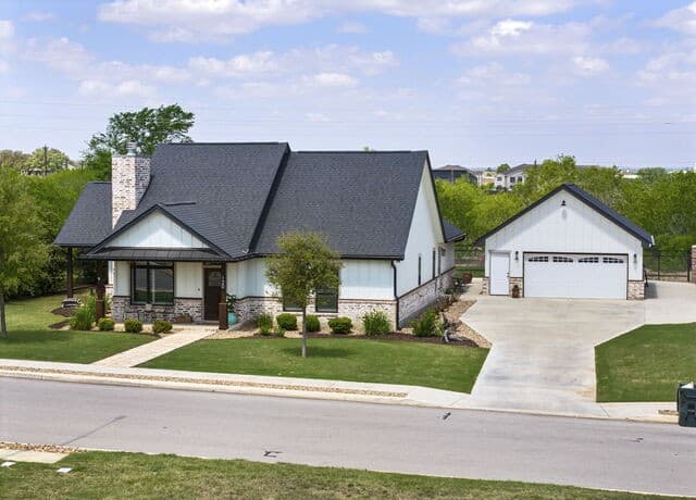 Home for sale at 120 Magnolia in La Vernia, TX — photo 2