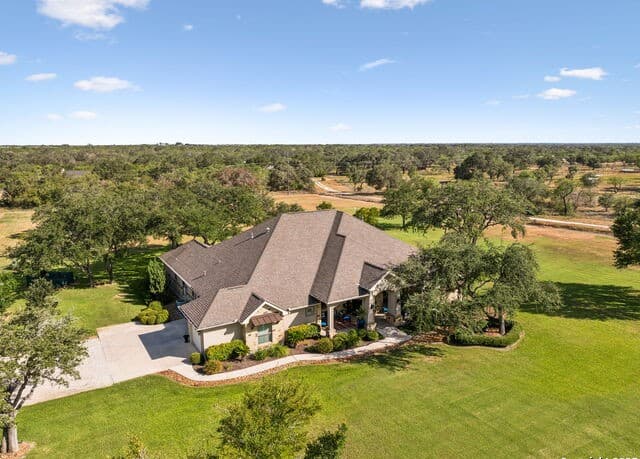 3-bedroom rental at 1994 Fm 3006 in Pleasanton, TX — photo 1