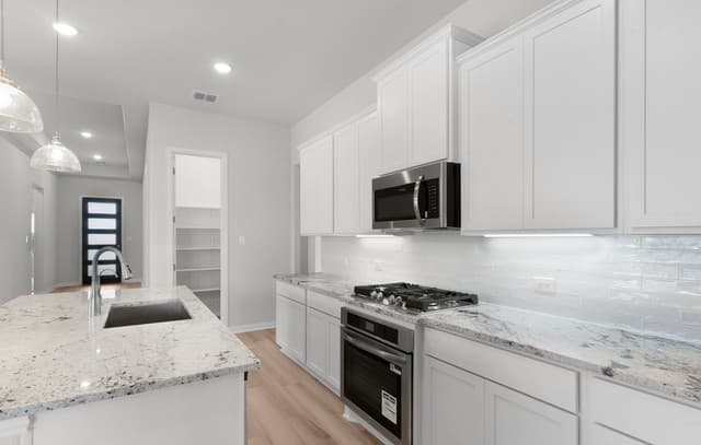 5-bedroom rental at 8051 Coral Draw in Schertz, TX — photo 5