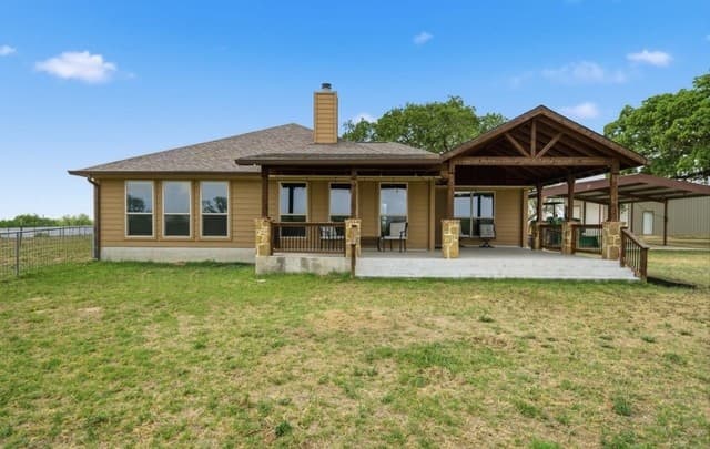 4-bedroom rental at 12897 La Vernia Rd in St Hedwig, TX — photo 2