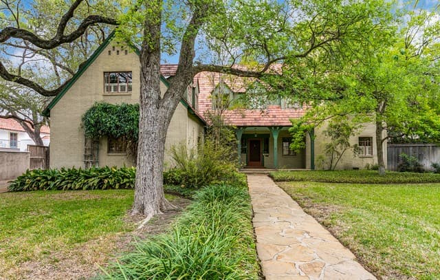 6-bedroom rental at 144 Thelma in San Antonio, TX — photo 2