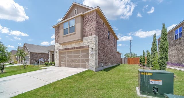 4-bedroom rental at 350 Colonial Blf in Universal City, TX — photo 2