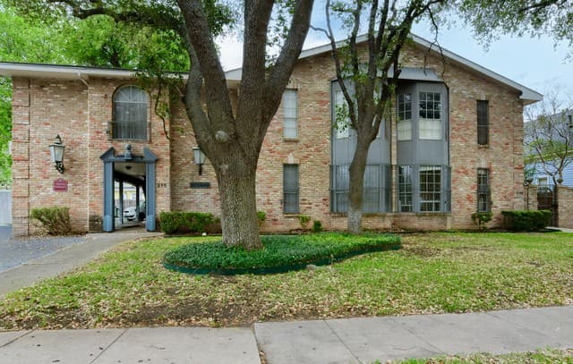 1-bedroom rental at 215 W Mistletoe Unit E in San Antonio, TX — photo 1