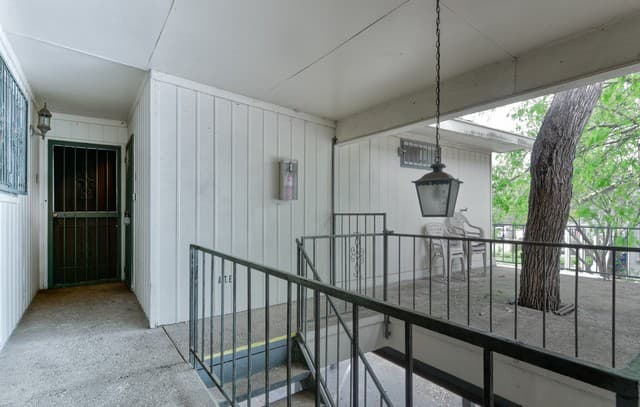 1-bedroom rental at 215 W Mistletoe Unit E in San Antonio, TX — photo 3