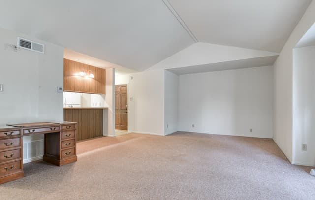 1-bedroom rental at 215 W Mistletoe Unit E in San Antonio, TX — photo 5