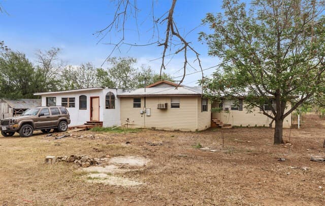 Home for sale at 509 W County Road 678 in Natalia, TX — photo 4