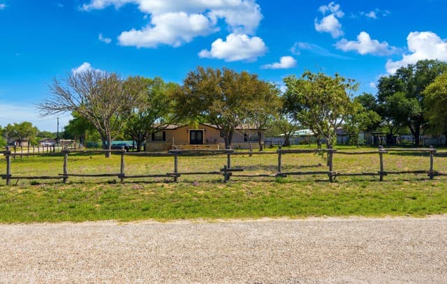 3-bedroom rental at 205 Creekview in Floresville, TX — photo 1