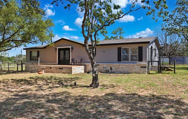 3-bedroom rental at 205 Creekview in Floresville, TX — photo 4