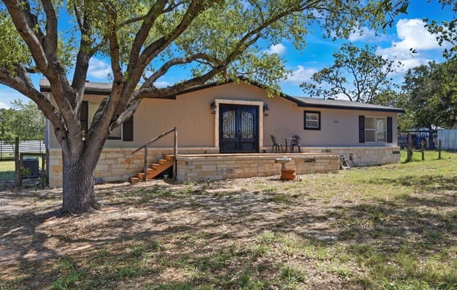 3-bedroom rental at 205 Creekview in Floresville, TX — photo 5