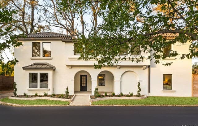 5-bedroom rental at 417 E Hildebrand in San Antonio, TX — photo 1