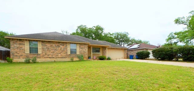 3-bedroom rental at 324 Bunker Hill in Pleasanton, TX — photo 1