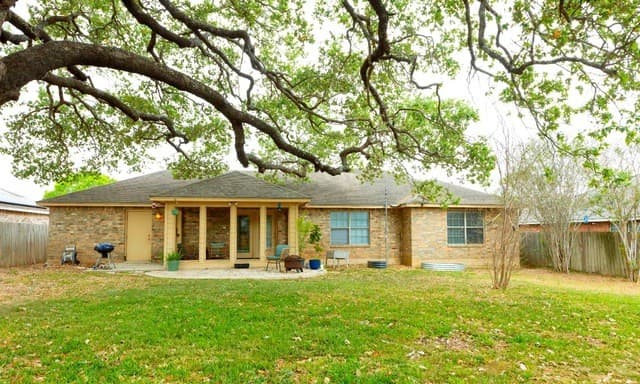3-bedroom rental at 324 Bunker Hill in Pleasanton, TX — photo 2
