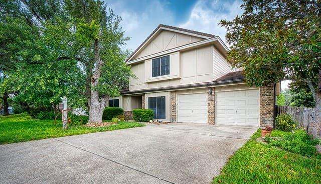 4-bedroom rental at 16018 Alsace in San Antonio, TX — photo 3