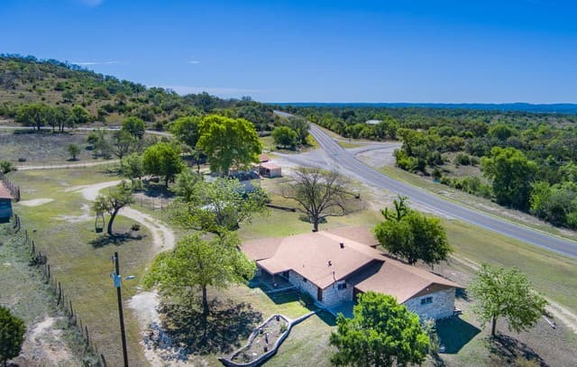 Home for sale at 542 Ranch to Market 473 in Comfort, TX — photo 3