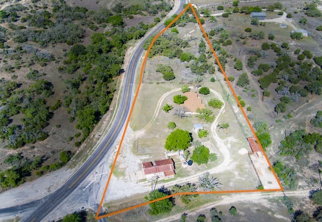 Home for sale at 542 Ranch to Market 473 in Comfort, TX — photo 5