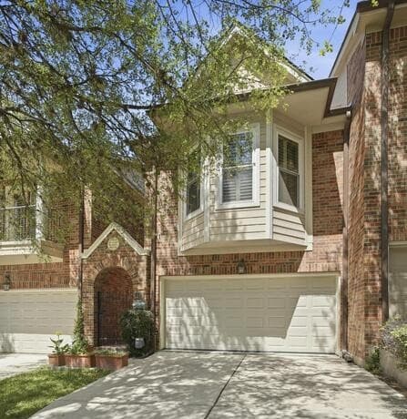 3-bedroom rental at 145 Elizabeth in Alamo Heights, TX — photo 3