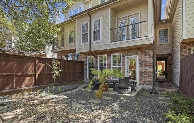 3-bedroom rental at 145 Elizabeth in Alamo Heights, TX — photo 4