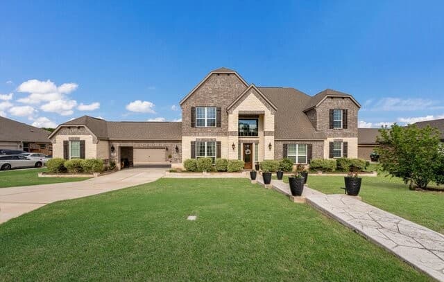 4-bedroom rental at 196 Texas Bnd in Castroville, TX — photo 2