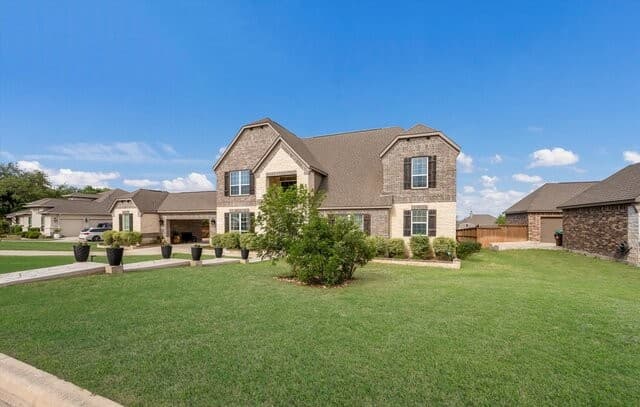 4-bedroom rental at 196 Texas Bnd in Castroville, TX — photo 4