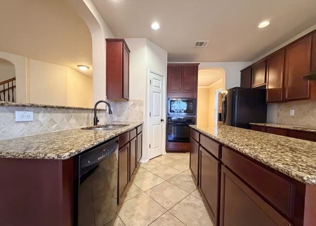 4-bedroom rental at 6941 Laura Hts in Schertz, TX — photo 2