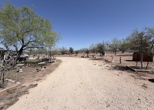 Home for sale at 152 County Road 2667 in Devine, TX — photo 4