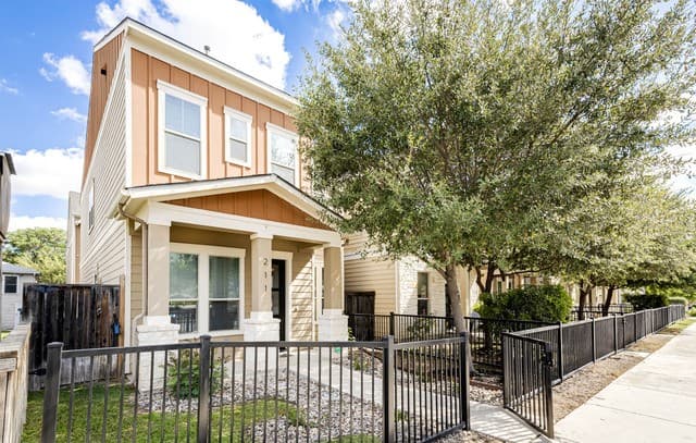 3-bedroom rental at 211 E Courtland in San Antonio, TX — photo 1
