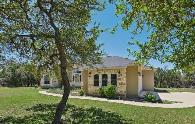 4-bedroom rental at 345 Ridge Point in Spring Branch, TX — photo 5