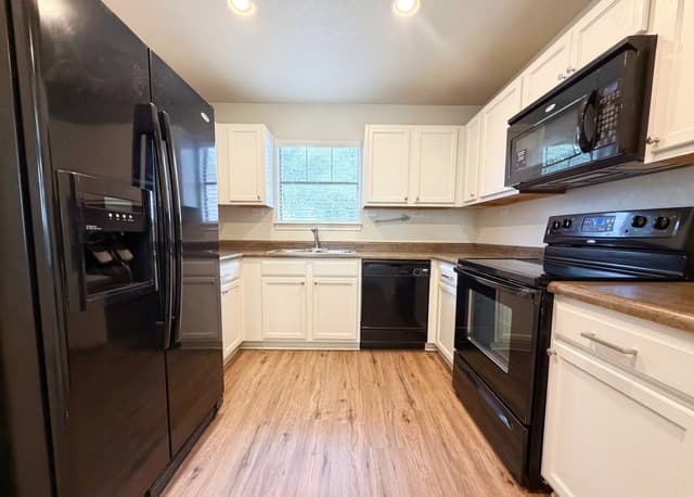 3-bedroom rental at 5708 Maxfli Dr in Schertz, TX — photo 2