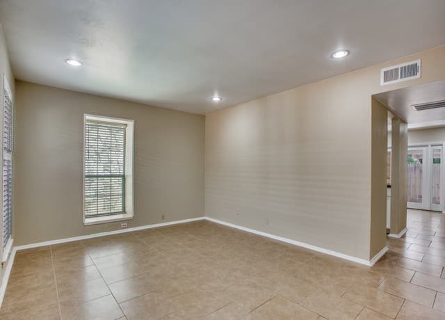 2-bedroom rental at 122 E Terra Alta Dr Unit 13 in San Antonio, TX — photo 4