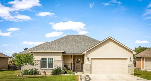 3-bedroom home for sale at 117 Fairway in Floresville TX