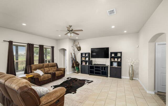 Home for sale at 117 Fairway in Floresville, TX — photo 4