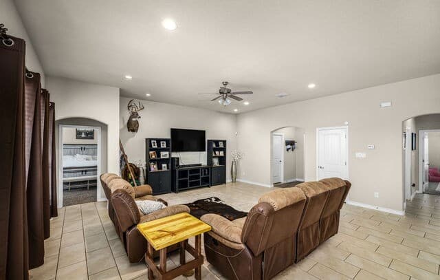 Home for sale at 117 Fairway in Floresville, TX — photo 5