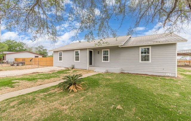 4-bedroom rental at 1315 Olive in Jourdanton, TX — photo 3