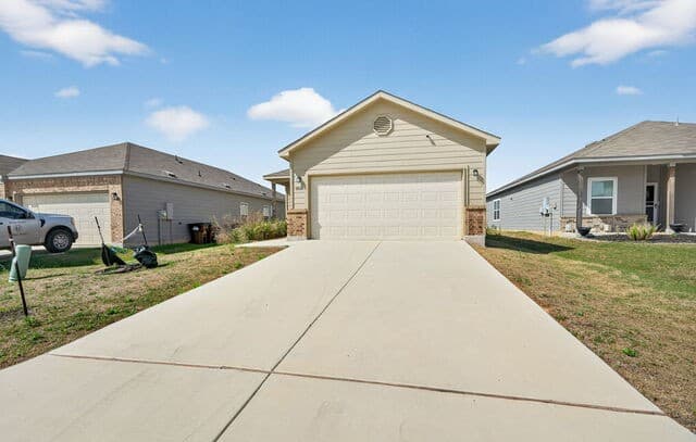 4-bedroom rental at 14643 Hackamore in Elmendorf, TX — photo 3
