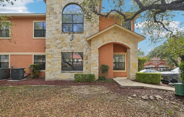 4-bedroom rental at 6160 Eckhert Unit APT 301 in San Antonio, TX — photo 2