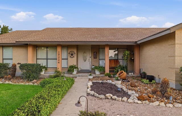 Home for sale at 15224 Park Place Dr in Lytle, TX — photo 4