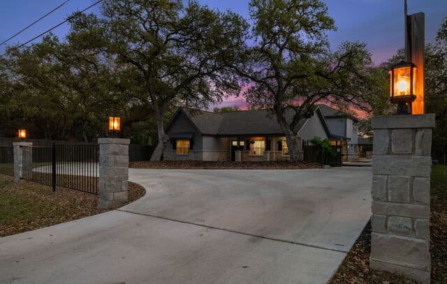 5-bedroom rental at 10770 Mesquite Flt in Helotes, TX — photo 2