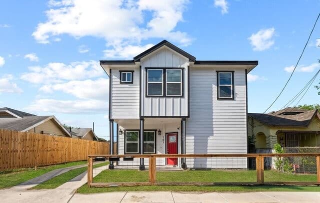 3-bedroom rental at 323 Gabriel Unit 101 in San Antonio, TX — photo 1