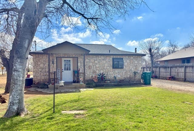 2-bedroom rental at 1314 Commerce in Jourdanton, TX — photo 1