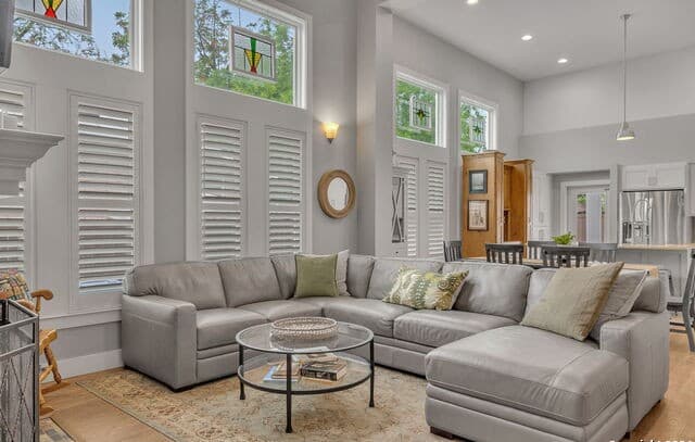 4-bedroom rental at 728 E Guenther St in San Antonio, TX — photo 5