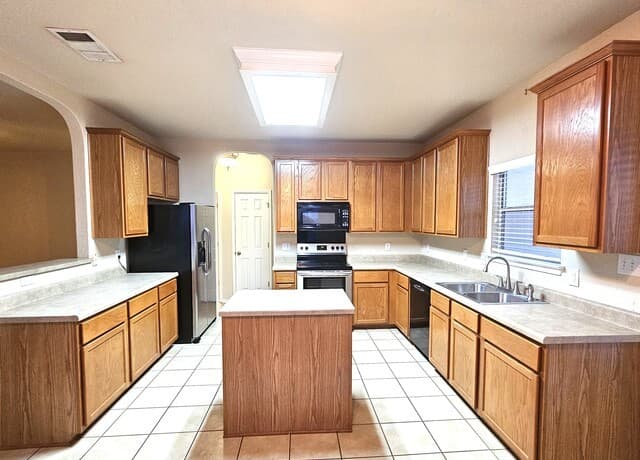 3-bedroom rental at 300 Eagle Flight in Cibolo, TX — photo 2
