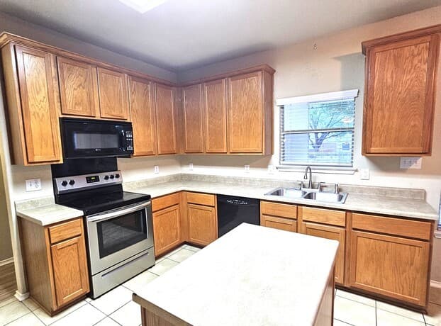 3-bedroom rental at 300 Eagle Flight in Cibolo, TX — photo 3