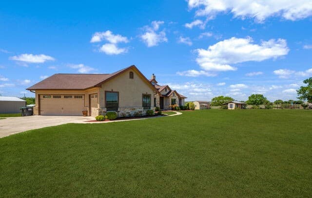 4-bedroom rental at 1001 Fm 471 in Castroville, TX — photo 3