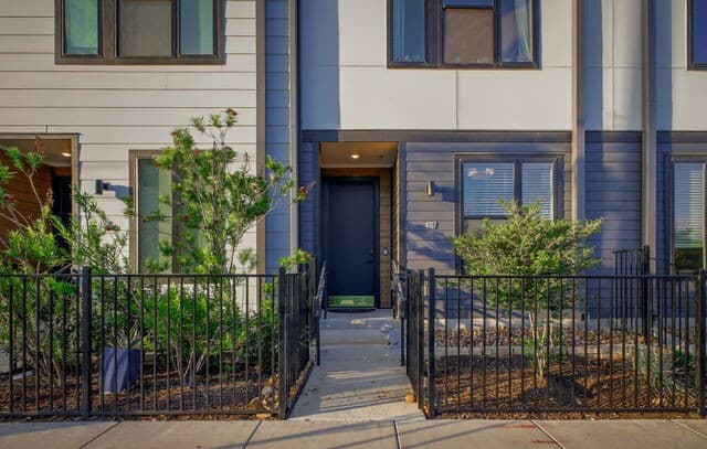 3-bedroom rental at 719 E Locust St Unit 4107 in San Antonio, TX — photo 1